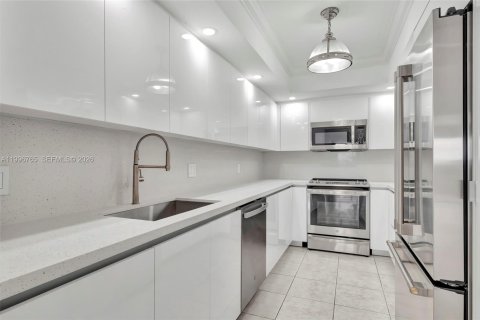 Condo in Miami, Florida, 2 bedrooms № 2063217 - photo 5