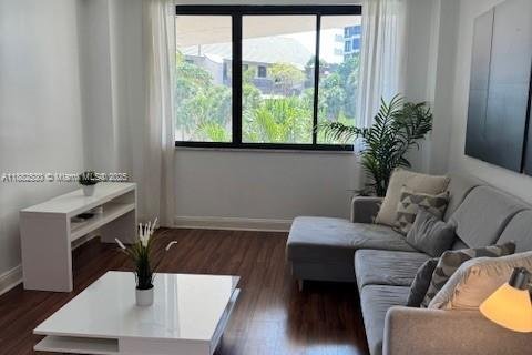Condo in Miami, Florida, 1 bedroom  № 1932227 - photo 2