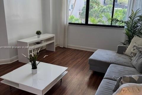 Condo in Miami, Florida, 1 bedroom  № 1932227 - photo 3