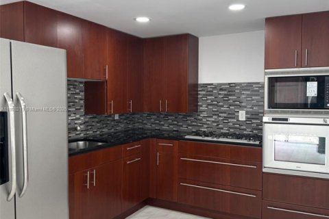 Adosado en alquiler en Miami, Florida, 2 dormitorios, 123.56 m2 № 1950646 - foto 1