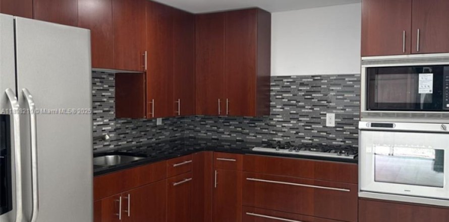 Adosado en Miami, Florida 2 dormitorios, 123.56 m2 № 1950646