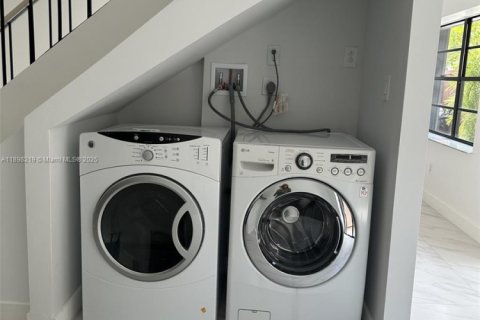 Adosado en alquiler en Miami, Florida, 2 dormitorios, 123.56 m2 № 1950646 - foto 3