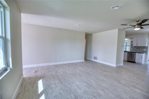 Villa ou maison à louer à Rotonda, Floride: 2 chambres, 135.54 m2 № 1717103 - photo 8