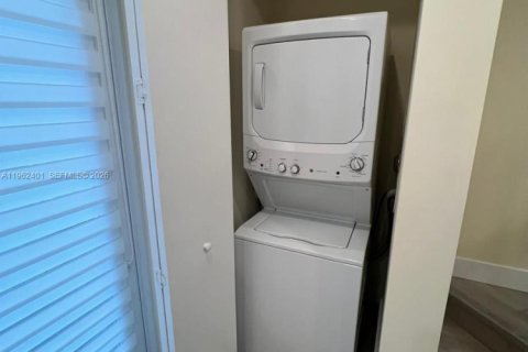 Copropriété à louer à Doral, Floride: 3 chambres, 122.17 m2 № 2024068 - photo 9