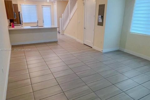 Copropriété à louer à Doral, Floride: 3 chambres, 122.17 m2 № 2024068 - photo 2
