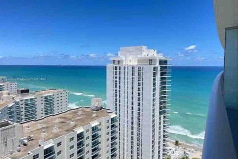 Condominio en venta en Hollywood, Florida, 1 dormitorio, 80.73 m2 № 1957614 - foto 1