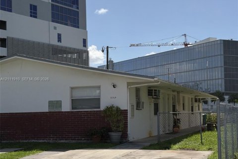 House in Sweetwater, Florida 6 bedrooms, 269.42 sq.m. № 2429797