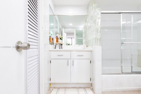 Copropriété à vendre à Hollywood, Floride: 2 chambres, 127.28 m2 № 2186734 - photo 24