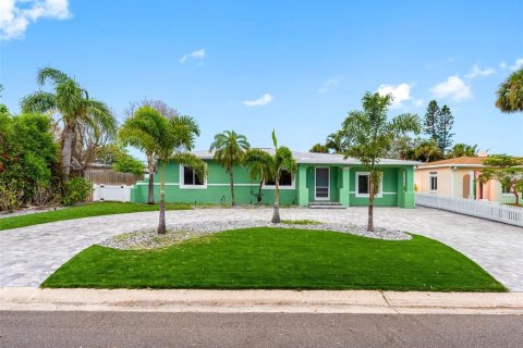 Casa en venta en Saint Pete Beach, Florida, 3 dormitorios, 130.71 m2 № 1831598 - foto 1