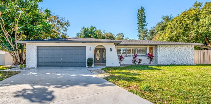 House in Clearwater, Florida 4 bedrooms, 195.09 sq.m. № 2212873
