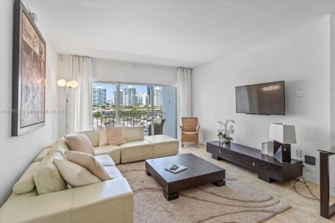 Condominio en venta en Sunny Isles Beach, Florida, 1 dormitorio, 70.79 m2 № 1731775 - foto 6