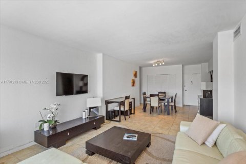 Condominio en venta en Sunny Isles Beach, Florida, 1 dormitorio, 70.79 m2 № 1731775 - foto 11