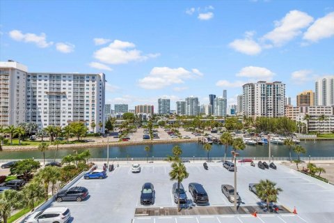 Condominio en venta en Sunny Isles Beach, Florida, 1 dormitorio, 70.79 m2 № 1731775 - foto 4