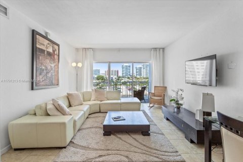 Condominio en venta en Sunny Isles Beach, Florida, 1 dormitorio, 70.79 m2 № 1731775 - foto 9