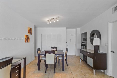 Condominio en venta en Sunny Isles Beach, Florida, 1 dormitorio, 70.79 m2 № 1731775 - foto 12