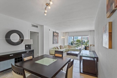 Condominio en venta en Sunny Isles Beach, Florida, 1 dormitorio, 70.79 m2 № 1731775 - foto 14