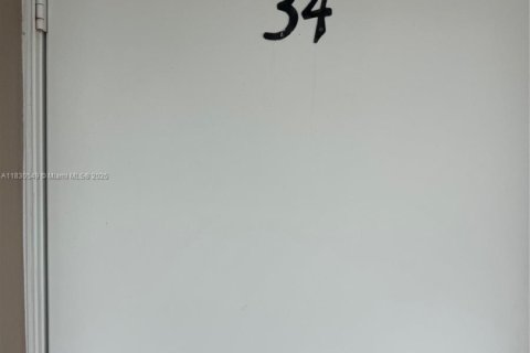 Condo in Coral Gables, Florida  № 1806165 - photo 1