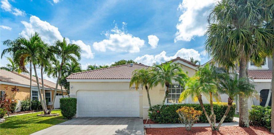 Дом в Пемброк-Пайнс, Флорида 3 спальни, 159.51м2 № 1955983