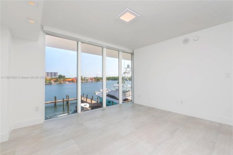 Condo in Sunny Isles Beach, Florida, 2 bedrooms  № 1938818 - photo 13