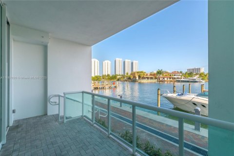 Condominio en alquiler en Sunny Isles Beach, Florida, 2 dormitorios, 121.98 m2 № 1938818 - foto 3
