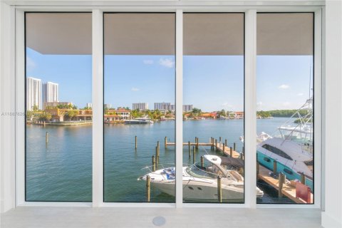 Condominio en alquiler en Sunny Isles Beach, Florida, 2 dormitorios, 121.98 m2 № 1938818 - foto 1