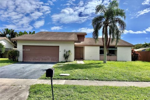 Villa ou maison à vendre à Coconut Creek, Floride: 3 chambres, 153.85 m2 № 1951296 - photo 1
