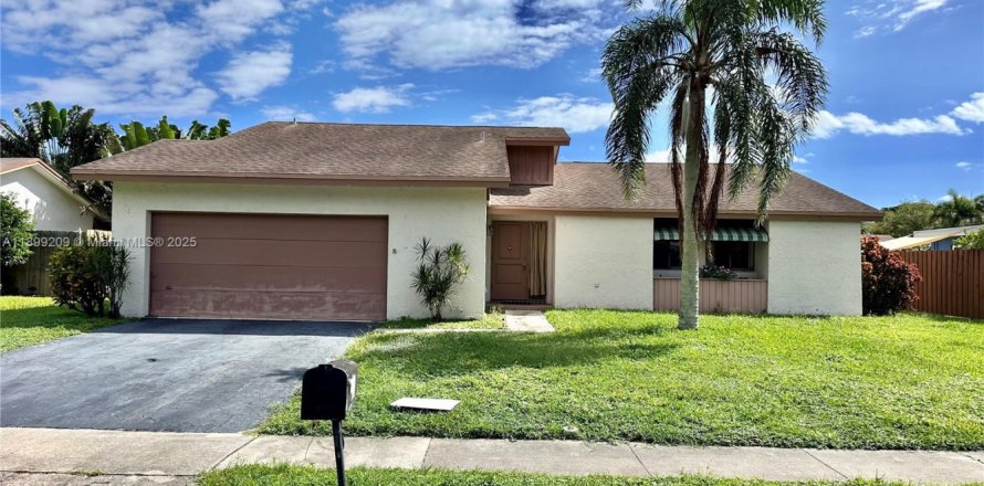 Villa ou maison à Coconut Creek, Floride 3 chambres, 153.85 m2 № 1951296