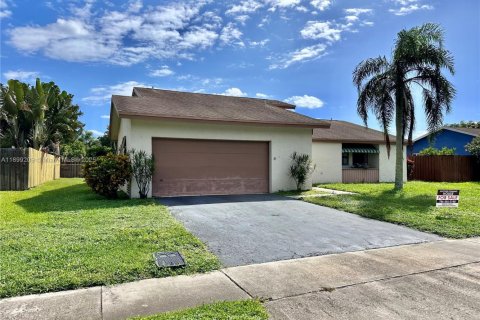 Villa ou maison à vendre à Coconut Creek, Floride: 3 chambres, 153.85 m2 № 1951296 - photo 2