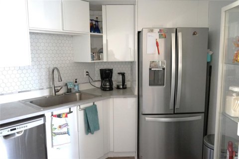 Condo in Sun City Center, Florida, 2 bedrooms  № 1718572 - photo 5