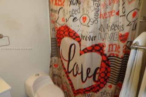 Casa en venta en Miami, Florida, 4 dormitorios, 136.94 m2 № 1983632 - foto 22