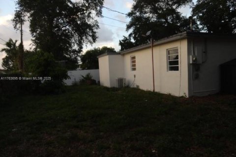 Casa en venta en Miami, Florida, 4 dormitorios, 136.94 m2 № 1983632 - foto 3