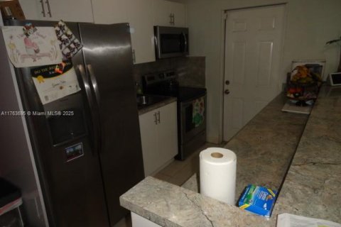 Casa en venta en Miami, Florida, 4 dormitorios, 136.94 m2 № 1983632 - foto 11