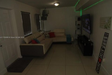 Casa en venta en Miami, Florida, 4 dormitorios, 136.94 m2 № 1983632 - foto 4