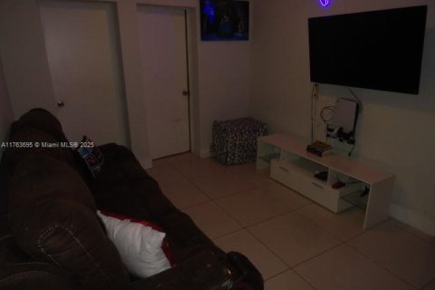 Casa en venta en Miami, Florida, 4 dormitorios, 136.94 m2 № 1983632 - foto 15