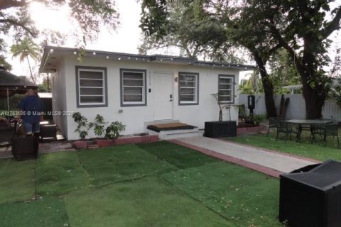 Casa en venta en Miami, Florida, 4 dormitorios, 136.94 m2 № 1983632 - foto 1