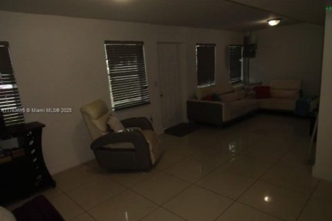 Casa en venta en Miami, Florida, 4 dormitorios, 136.94 m2 № 1983632 - foto 5