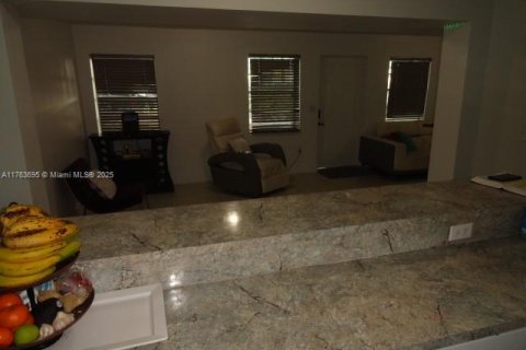 Casa en venta en Miami, Florida, 4 dormitorios, 136.94 m2 № 1983632 - foto 9