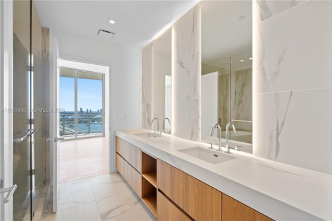 Condo in Miami, Florida, 3 bedrooms  № 2391744 - photo 21