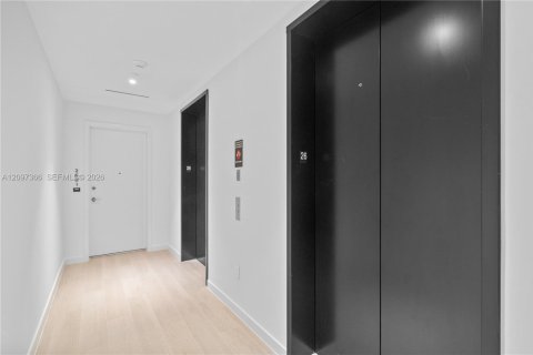 Condo in Miami, Florida, 3 bedrooms  № 2391744 - photo 2
