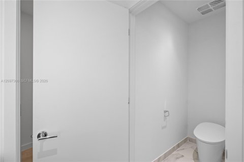 Condo in Miami, Florida, 3 bedrooms  № 2391744 - photo 25