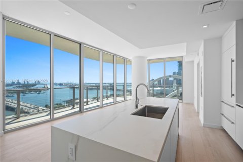 Condo in Miami, Florida, 3 bedrooms № 2391744