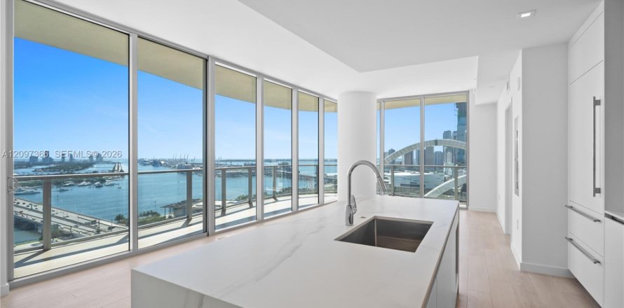 Condo in Miami, Florida, 3 bedrooms  № 2391744