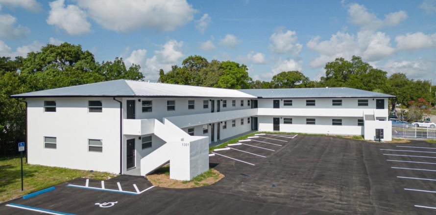 Apartment in St. Lucie, Florida 2 bedrooms, 1036.79 sq.m. № 2181611