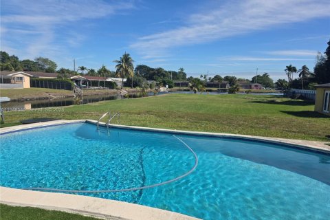 Villa ou maison à vendre à Miami Gardens, Floride: 4 chambres, 194.72 m2 № 2004570 - photo 2