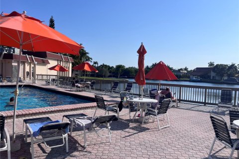 Condo in Hallandale Beach, Florida, 2 bedrooms  № 2040901 - photo 13