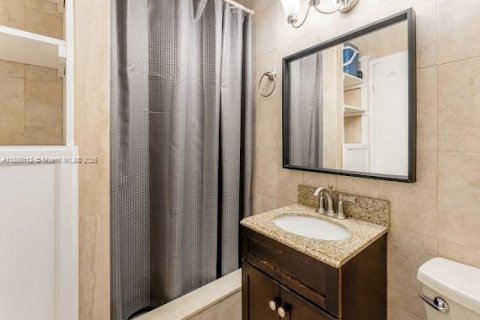 Condo in Hallandale Beach, Florida, 2 bedrooms  № 2040901 - photo 11
