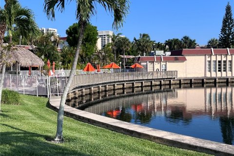 Condo in Hallandale Beach, Florida, 2 bedrooms  № 2040901 - photo 18