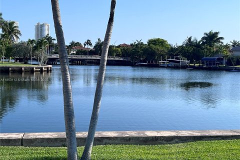 Condo in Hallandale Beach, Florida, 2 bedrooms  № 2040901 - photo 19