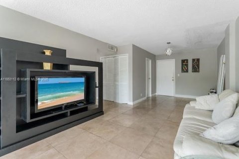Condo in Hallandale Beach, Florida, 2 bedrooms  № 2040901 - photo 2