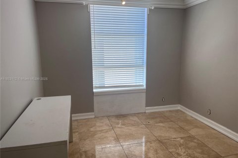 Condo in Hallandale Beach, Florida, 2 bedrooms  № 2040901 - photo 9